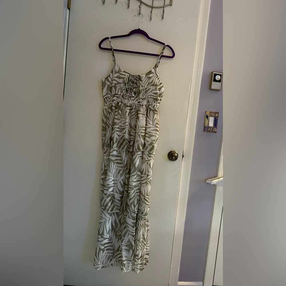 Romeo & Juliet Couture Olive and Cream Dress - Picture 2 of 13